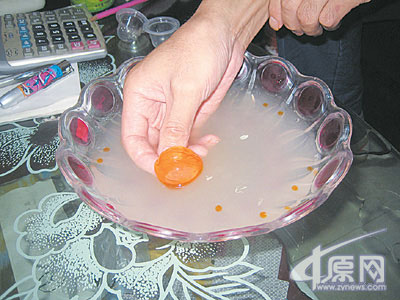 夜市小吃摊出现人造鸡蛋 1公斤成本仅0.55元(